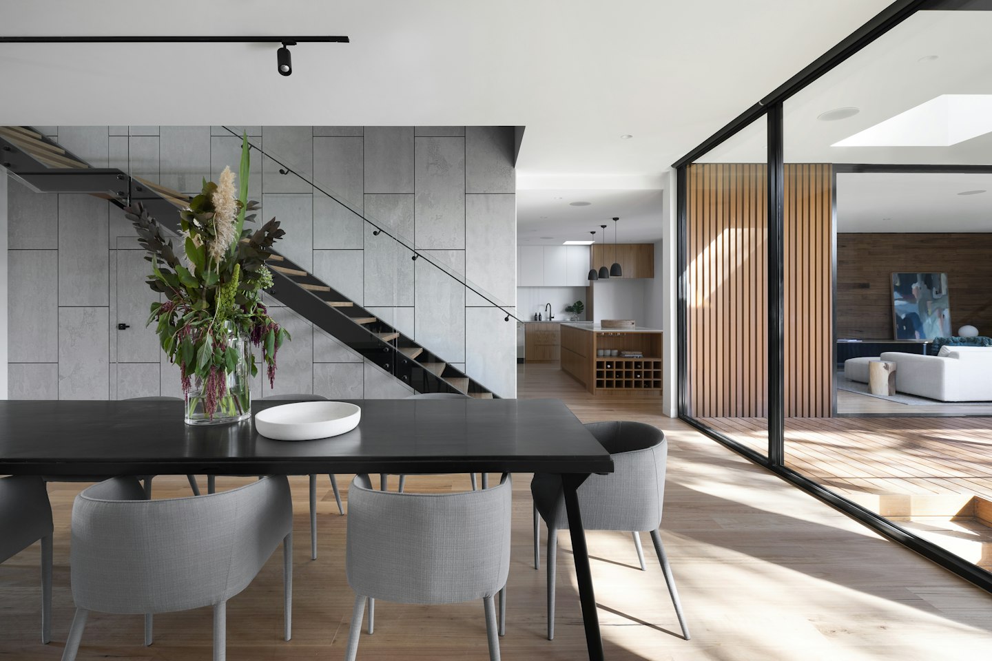 Interior de casa com design contemporâneo e ampla área de estar