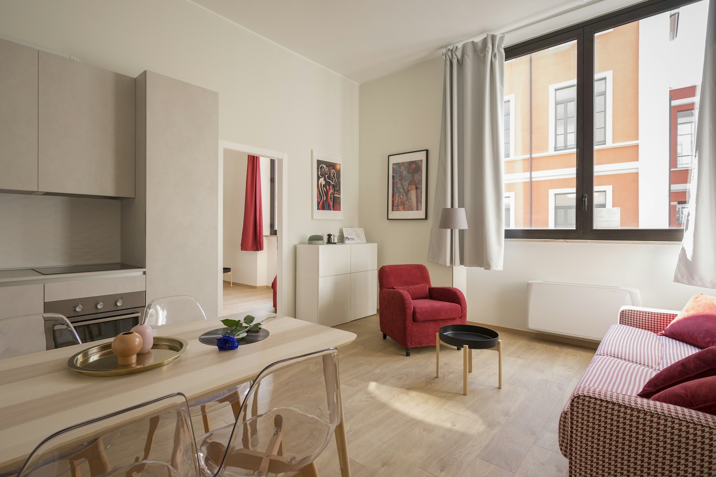 Apartamento compacto com sala, cozinha e decoração minimalista